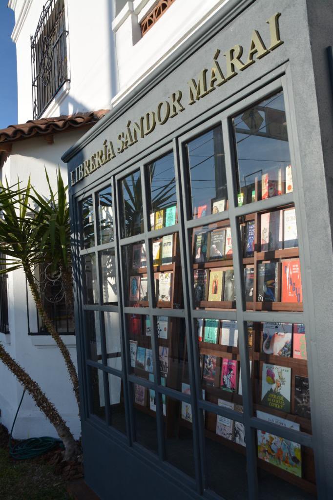 FigueroaAlfredo's tweet photo. En una saga Fahrenheit 451 el gobierno municipal de Chihuahua en su papel de “sabueso mecánico” ha clausurado la librería @libreriasandor de @Javier_Corral . La escena no es distópica sino de un realismo impecable que muestra quién es y cómo gobierna @MaruCampos_G https://t.co/qOTkbYvoyV