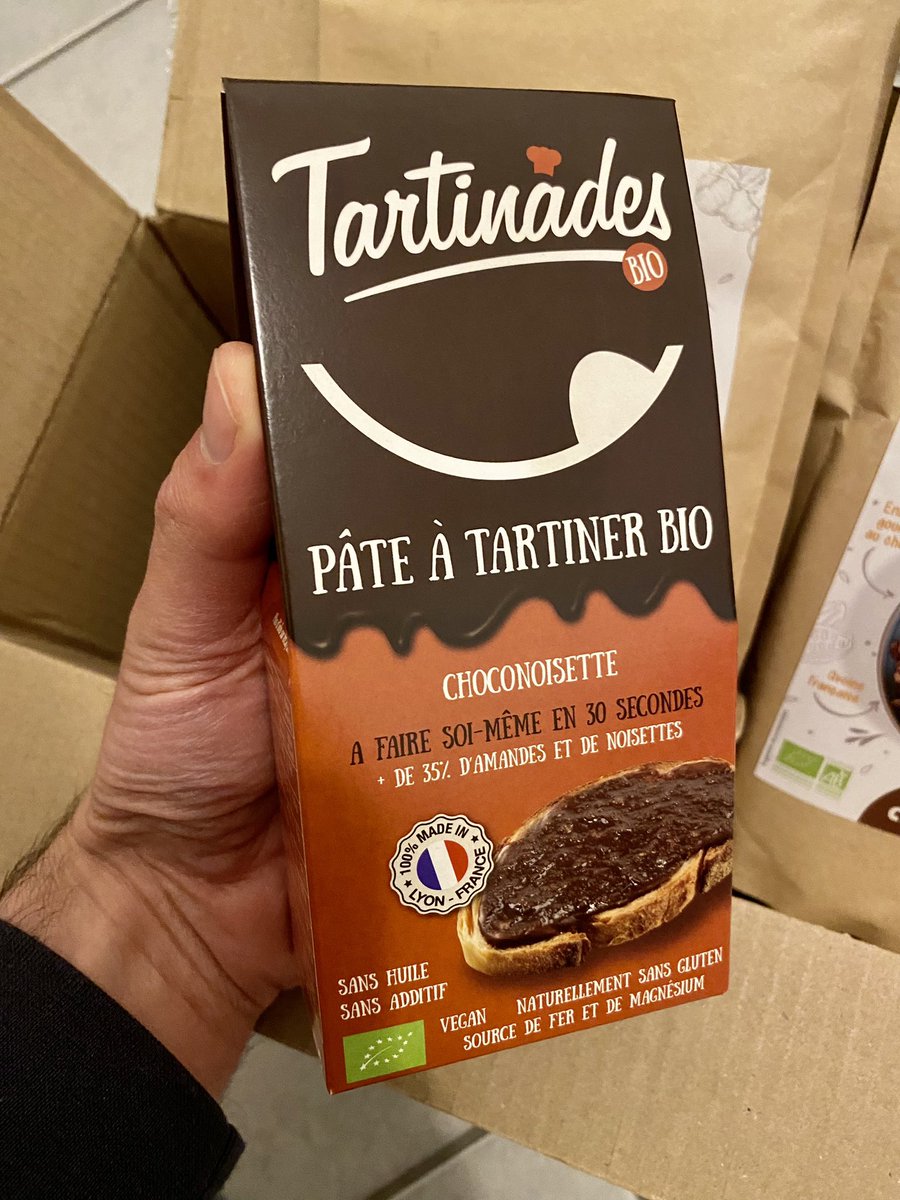 Petite commande de produits #bio dont le meilleur #granola de l’univers (enrobé à la purée de noisette) 🤤 sur gustoneo.com/boutique/ #vegan