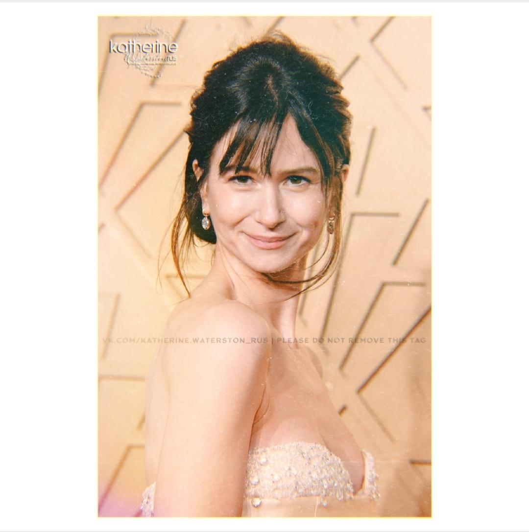 Katherine Waterston Russia tweet media