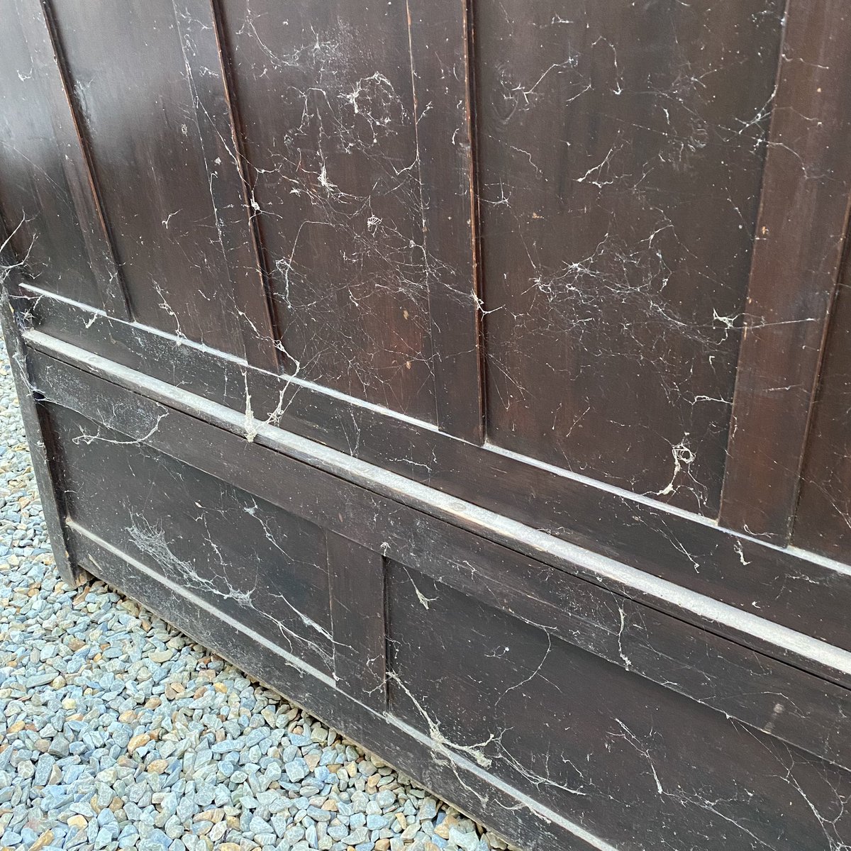WelshVernacular's tweet photo. New Stock at Welsh Vernacular Antiques 
Barn fresh and available soon this fabulous little West Wales farmhouse box settle is just one of the superb pieces we have been fortunate enough to find on our private house calls this week. 
In exceptional original condition this - https://t.co/v0kDPowzNQ