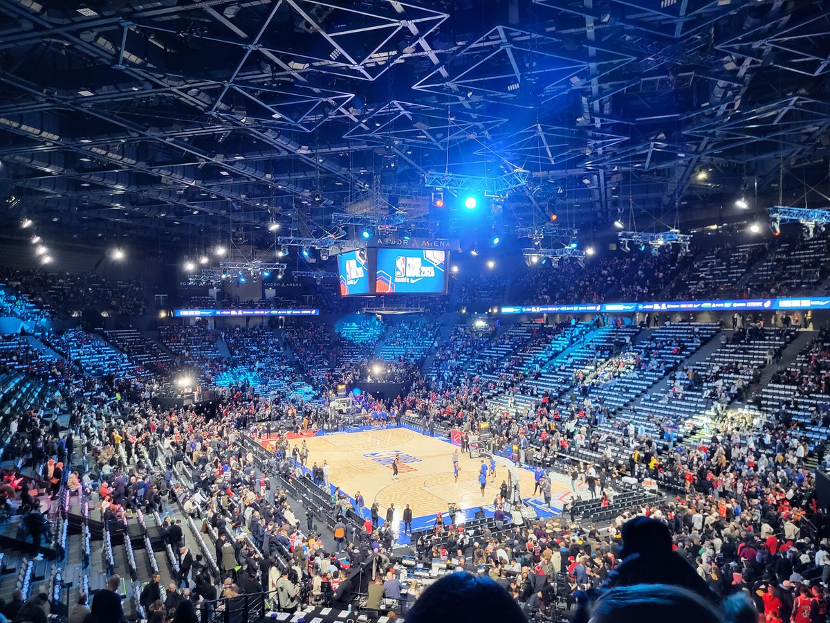 This is pretty dope. #CHGOinParis 

#BullsNation    vs #Pistons    just minutes away! #NBAParisGame