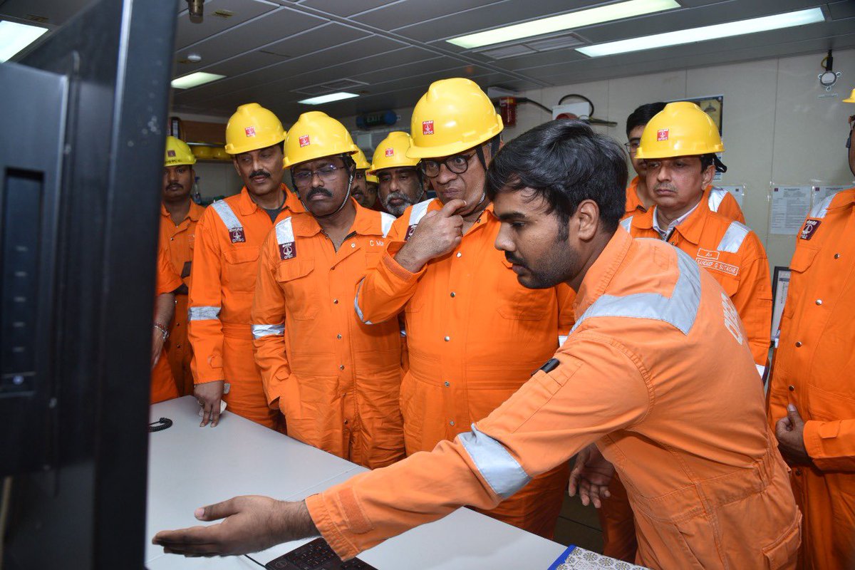 ONGC_'s tweet photo. #PrideOfONGC offshore drilling rig  #SagarSamrat discovered #BombayHigh in 1974,went on to discover more oil &amp; gas for #India; recently turned into a MOPU.
@CMD_ONGC Chairman Arun Kumar Singh met jubilant #EnergySoldiers on this iconic offshore installation.
#YouAreEnergy
@g20org https://t.co/QIzxSHZfmL