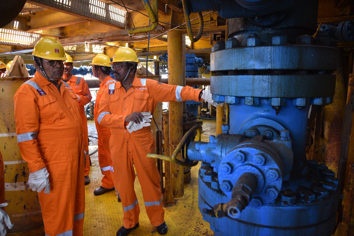 ONGC_'s tweet photo. #PrideOfONGC offshore drilling rig  #SagarSamrat discovered #BombayHigh in 1974,went on to discover more oil &amp; gas for #India; recently turned into a MOPU.
@CMD_ONGC Chairman Arun Kumar Singh met jubilant #EnergySoldiers on this iconic offshore installation.
#YouAreEnergy
@g20org https://t.co/QIzxSHZfmL
