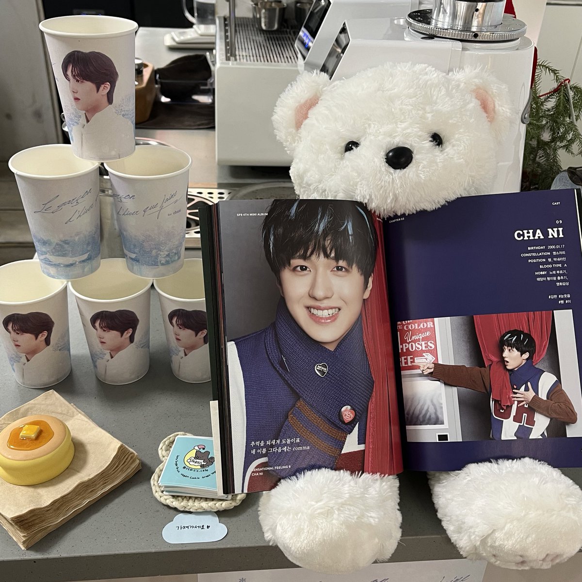 chabbiya's tweet photo. ✗ 카페 스타티스

집단찬히에 압도.. 당하다..
곳곳에 있는 찬히들이 너무 귀엽구 정성가득사랑이 느껴졌어요,,♡ 스티커도 일케 예쁘면 어케쓴답니카! 꼭꼭 애껴둘거에요,,🥹🫶🏻 쿠키까지 넘무 귀엽고 맛있고,,🤭

#해오름달_이레_따뜻한_겨울의_시작
#영원히_사랑할_우리의_겨울소년 https://t.co/GA3NHDUuLU