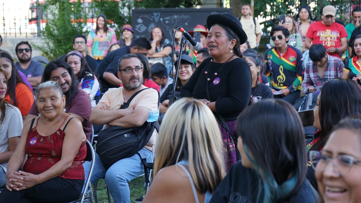 museovparra's tweet photo. El reconocido grupo folclórico boliviano #KalaMarka, con casi 40 años de trayectoria, realizó un inédito encuentro musical en el frontis del @Museo_MAC, siendo la primera instancia de este tipo que se realizará en 2023; historia, música, conversación con el público y mucho más. https://t.co/hti4SXpA91