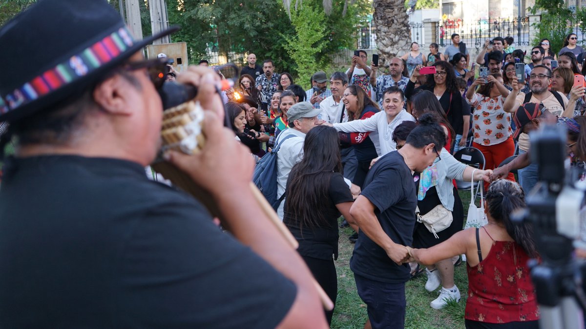 museovparra's tweet photo. El reconocido grupo folclórico boliviano #KalaMarka, con casi 40 años de trayectoria, realizó un inédito encuentro musical en el frontis del @Museo_MAC, siendo la primera instancia de este tipo que se realizará en 2023; historia, música, conversación con el público y mucho más. https://t.co/hti4SXpA91