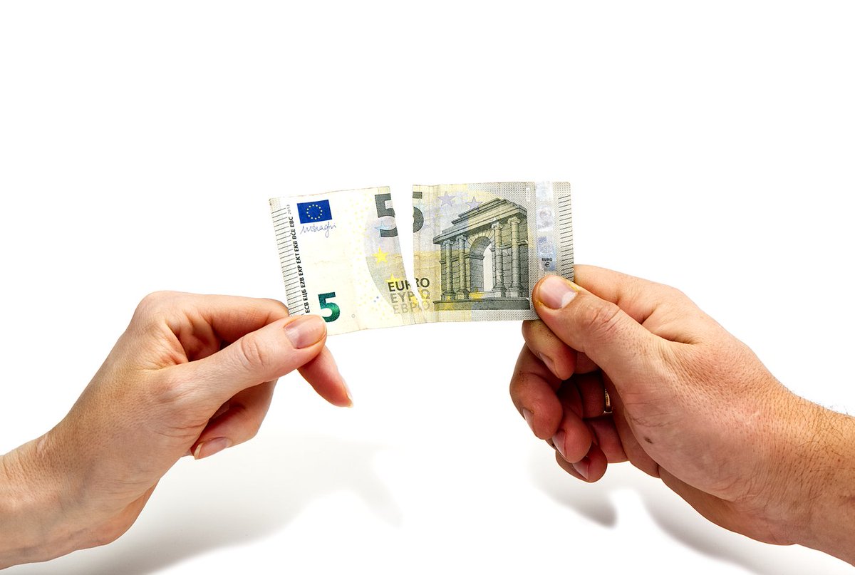 Oštećene novčanice kuna i eura mijenjaju banke, Fina i Hrvatska pošta ako podnositelj predoči više od 50% novčanice. HNB zamjenjuje isključivo iznimno oštećene novčanice i kovanice kune, iznimno oštećene euronovčanice i eurokovanice te novčanice kune.
<a href="/VladaRH/">Vlada Republike Hrvatske</a> <a href="/HNB_HR/">Hrvatska narodna banka</a>