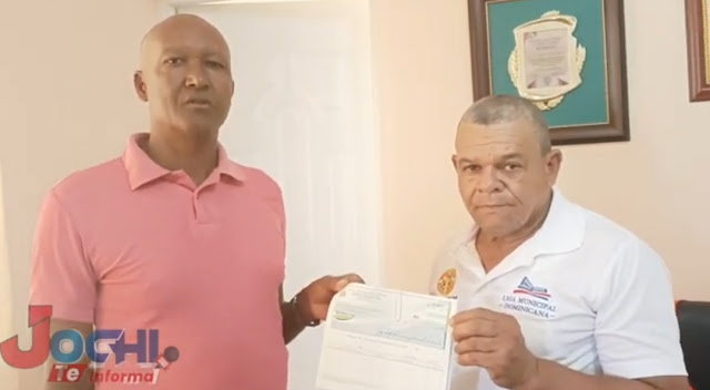 JochiTeInforma's tweet photo. Estudiante agradece al síndico Milciades de los Santos su apoyo para poder graduarse
https://t.co/Pye1TcNDxT

#JochiTeInforma #MilciadesDeLosSantos #ElñBatey #LasAuyamas #SJM #SanJuan 

*Jochi Te Informa* https://t.co/KMLBEFlPvH