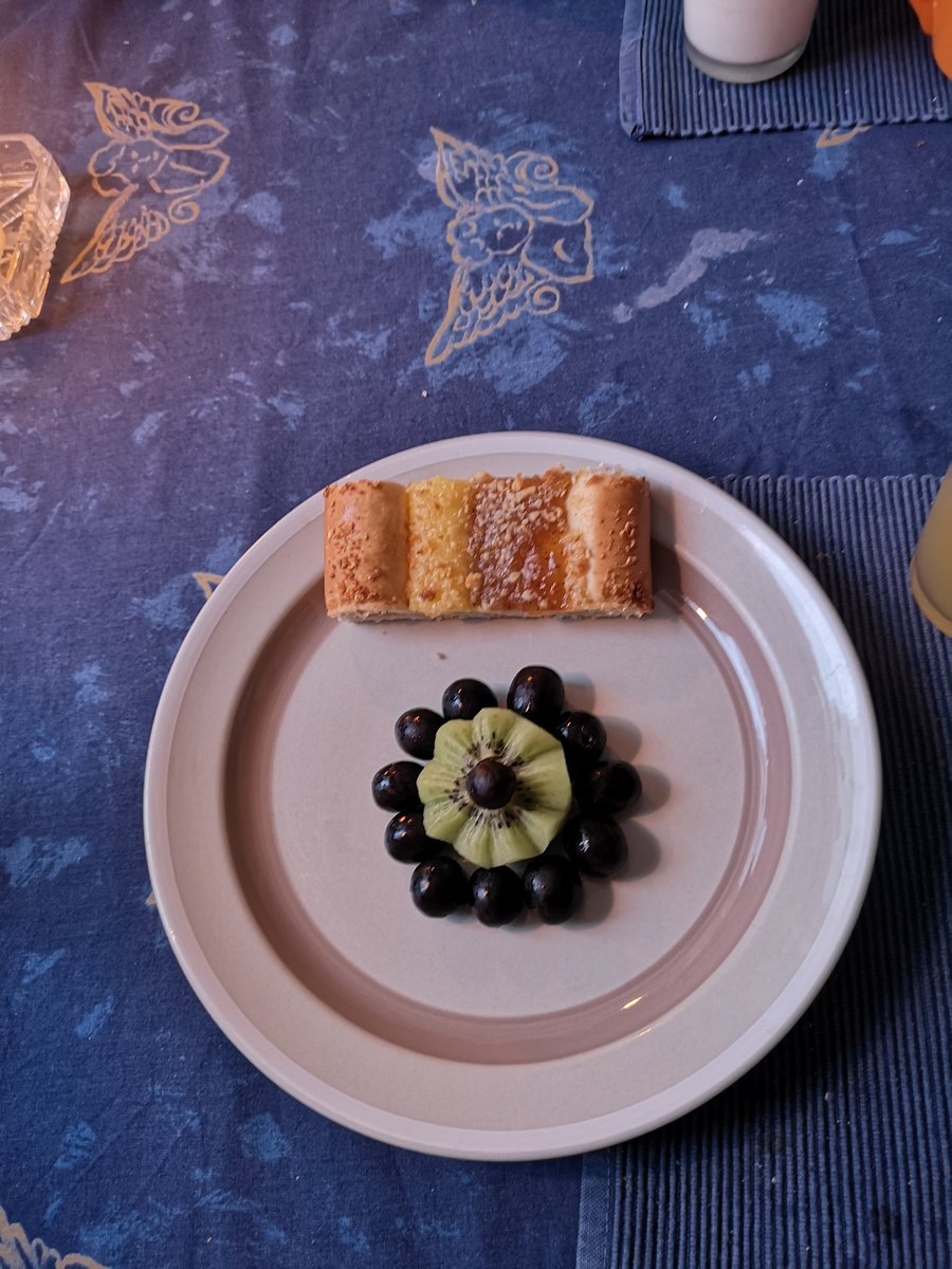 JuhaTenhonen's tweet photo. #äijävälipala #diy #ruishampurilainen #topiravintola'n #jauhelihapihvit #paistetutkananmunat #kotimuna #punalappusii #valio #arkigouda #valio #maito #hetelmii #vaasan #pullava #uuniomenapitko #punalappusii #pitäjämäenmehutehdas #luomuomenamehu https://t.co/S2qBBpzs3d