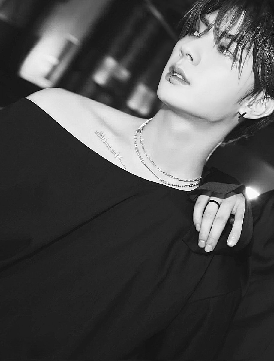 강현 사진은 개인적으로 흑백이 진리라고 생각함...💜 더 섹시해여 ㅇㅅㅇ
