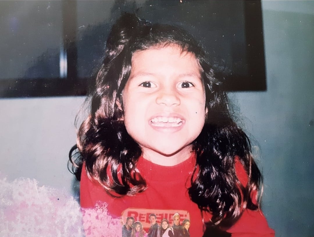 _dificilseryo's tweet photo. eu em 2005 com minha blusinha do rbd jamais iria imaginar estar vivendo tudo isso hoje 🥺❤ #RBDISBACK #RBDDAY https://t.co/brNuu4QlHw