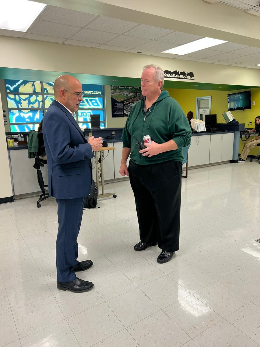 SuptDotres's tweet photo. Great way to start the day by visiting and connecting with faculty, staff and students at @BisonofDoral. 
#BisonSpirit https://t.co/U8txd8386O