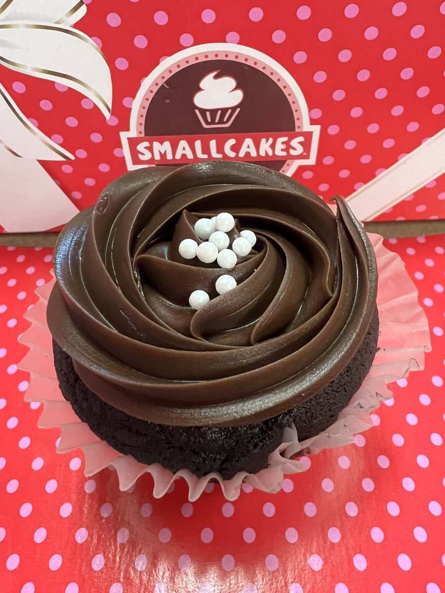 SmallCakesNDH's tweet photo. Hi friends! Today’s #yummy specials are #LemonCreamPie #DecadentVanilla #DecadentChocolate & #MapleButterPecan #Cupcakes +17 delicious daily #cupcake flavors! Order pickup at 404.621.9634 or https://t.co/MTIy7NEtp6! Or get delivery via UberEats or DoorDash! https://t.co/JAk8wasjqJ