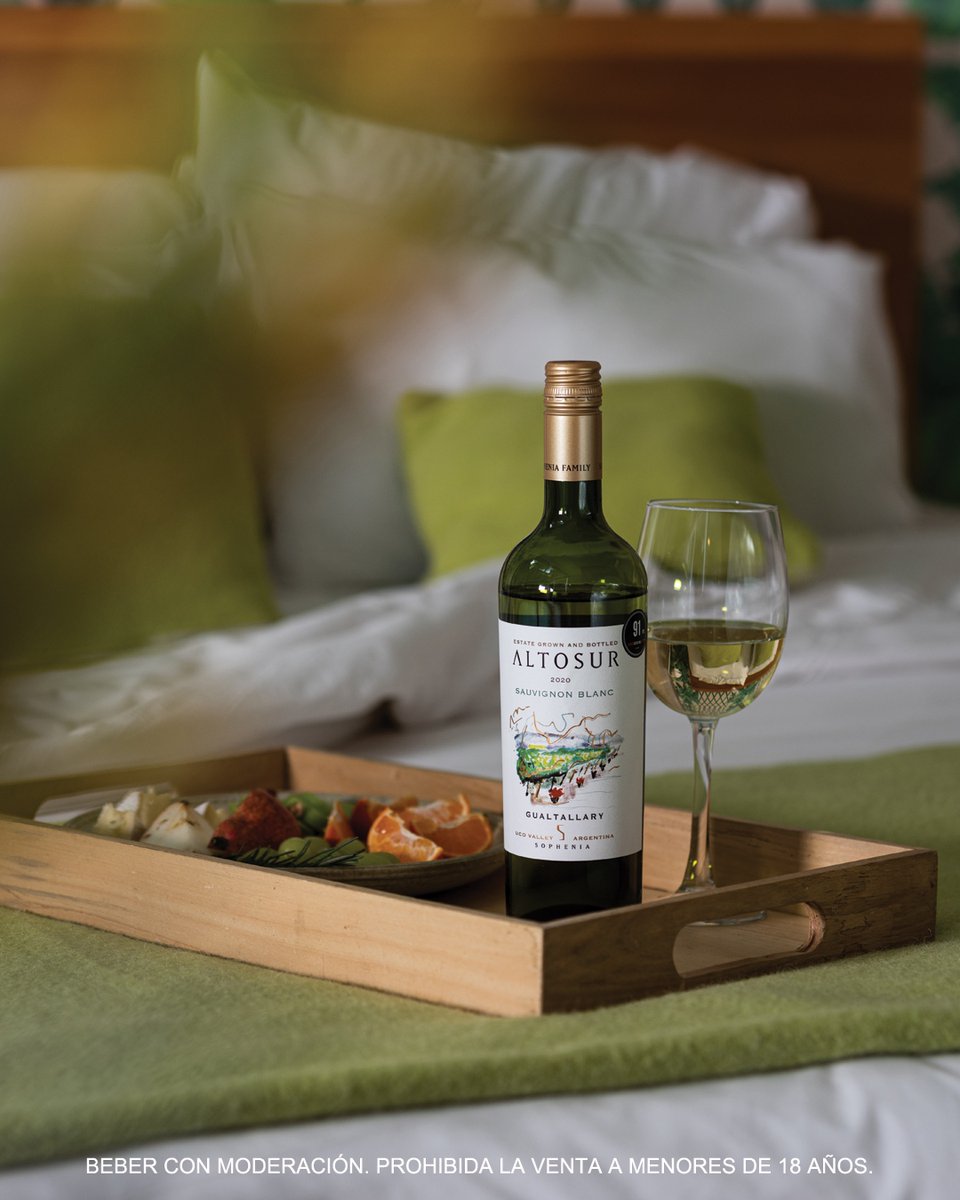 altosurwines's tweet photo. No todo es aire libre en vacaciones: disfrutar en casa es un gran plan de verano. 
¿El maridaje? Frutas frescas y nuestro Altosur Sauvignon Blanc. https://t.co/I6VVvFS8H4