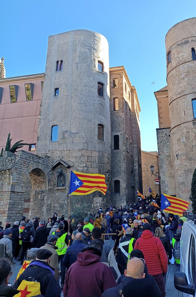 x_oc_r's tweet photo. Catalunya triomfant tornarà a ser rica i plena 
#19gener 
#19GenerSortimAlCarrer https://t.co/h1JDEKKryf