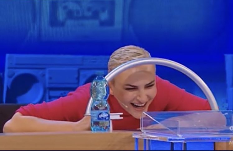 giuliaperlman's tweet photo. TODARO CHE NON È CAPACE DI INSEGNARE AI SUOI ALLIEVI E LA PRENDE SUL PERSONALE SE UNO VA A CERCARE CONSIGLI ALTROVE 
 #amici22 https://t.co/cUfeGzKoHR