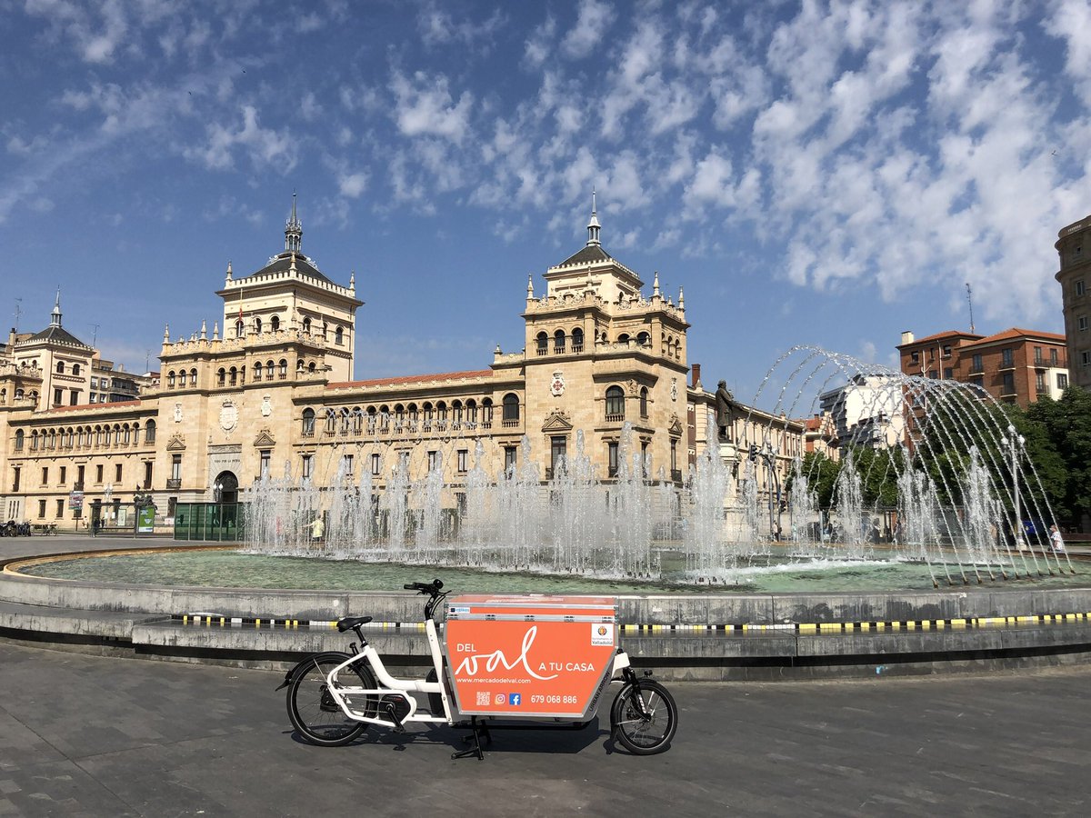 rm_ebikes's tweet photo. @oscar_puente_ @rubencarbonero 👏👏👏 Estamos de enhorabuena , nuestro sistema de reparto sostenible implantado en el @MercadoDelVal como ejemplo en Valladolid. Gracias @oscar_puente_  seguiremos trabajando en nuevas soluciones de movilidad y logística sostenible. https://t.co/AXzfTfn2D6