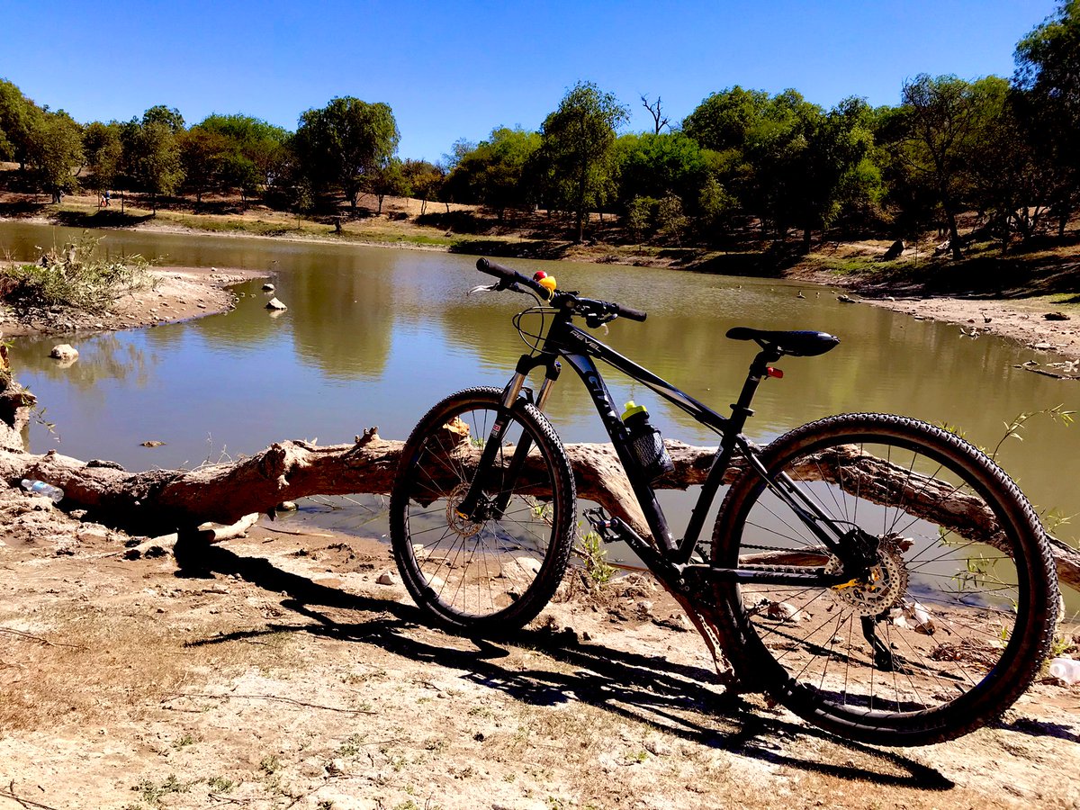 apiikus_'s tweet photo. No se puede llegar a ser grande con un esfuerzo mediocre…!!
#Retate #BikerHappy #AmoSLP https://t.co/PIRe1t0Xfa