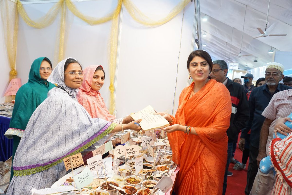 Bohras_India's tweet photo. It was an honour to have MLA @RivabaJadeja, Hon Min. @RaghavjiPatel, Mayor @BinaBjp among other guests and dignitaries at the @Dawoodi_Bohras' Saifee Burhani Business Expo in Jamnagar. 
We thank you for your support and words of encouragement for our entrepreneurs and exhibitors. https://t.co/yDXnyPgUqm