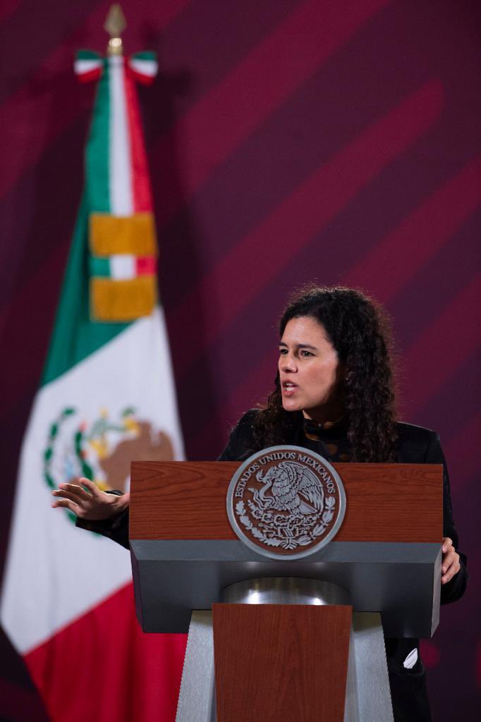 LuisaAlcalde's tweet photo. Hoy explicamos en la mañanera el acuerdo entre el sindicato de @telefonistas y @Telmex.

Con miras al futuro, y mediante un diálogo abierto y transparente, que implicó la consulta a l@s trabajadores, se encontró el equilibrio para la viabilidad duradera de la empresa. https://t.co/jJbNXD5jkC