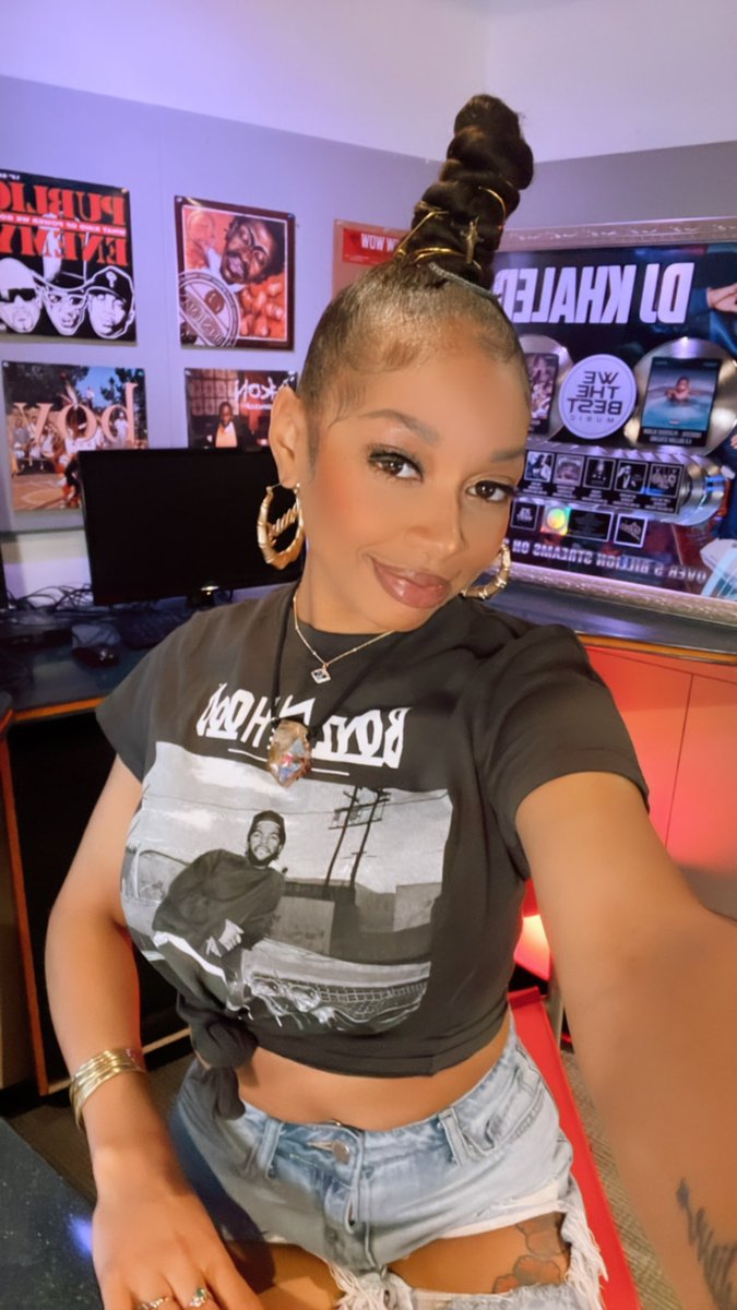 Like damn, she in ha mOod 🧡🗽 <a href="/icespicee_/">princess</a> 

On set taping <a href="/HOT97/">HOT 97</a> The Wrap Up 🎥🙏🏾🎥 #ItsAllGod 💯
