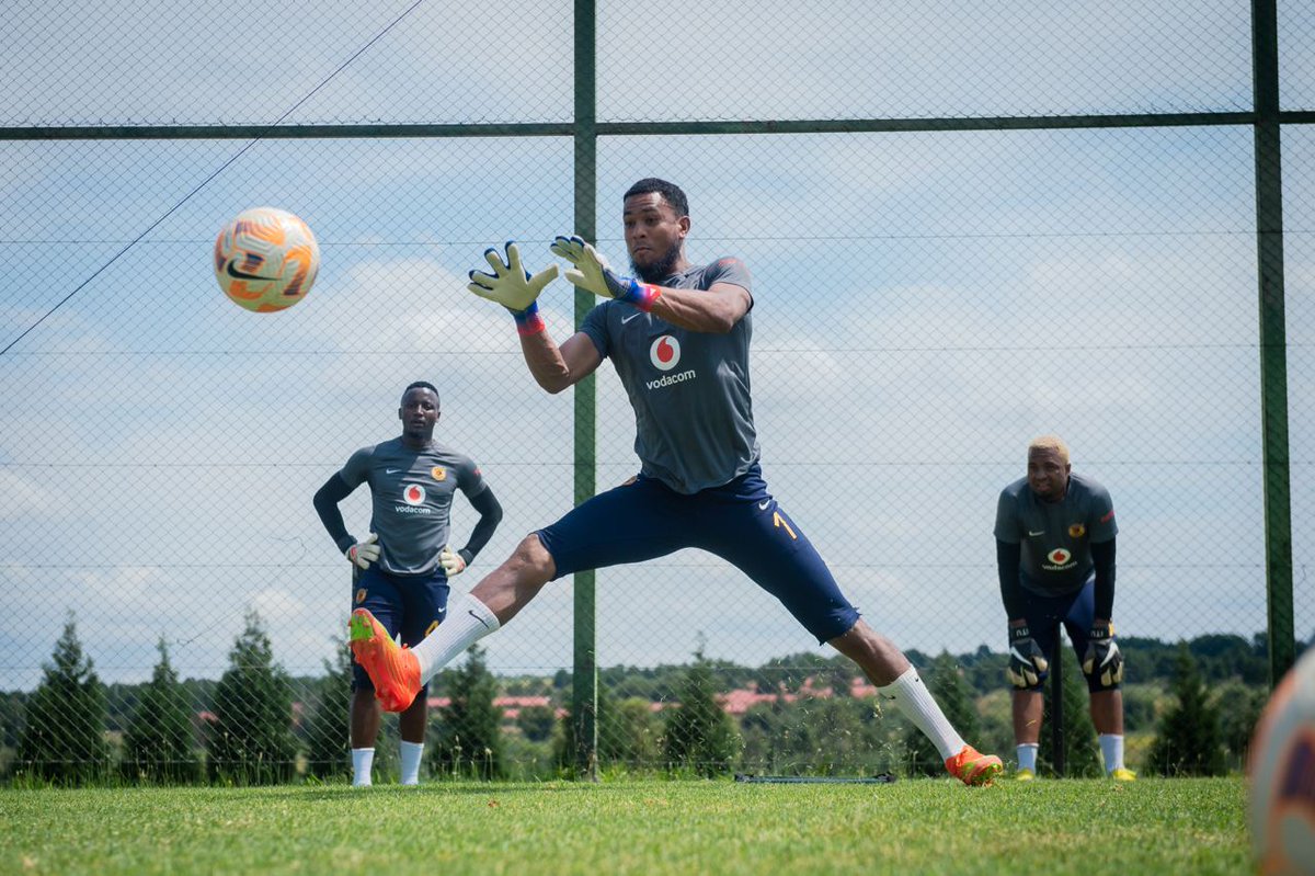 KaizerChiefs's tweet photo. The Glamour Boys had an intense training session this morning in preparation for Saturday's clash at FNB Stadium.
Kickoff is at 20h00. See you there!
#Amakhosi4Life #KCFreshRevival #UnitedInAction #KCUnityInAction https://t.co/kI4m5nTLqz