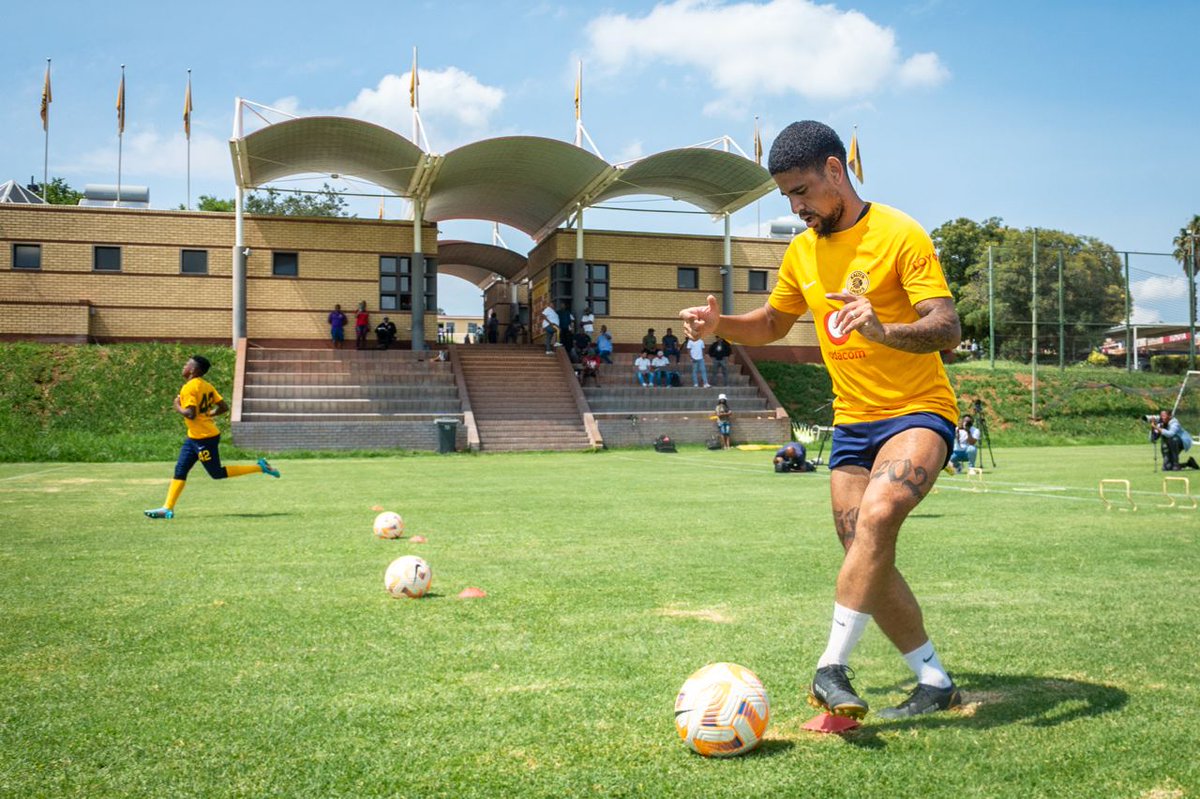 KaizerChiefs's tweet photo. The Glamour Boys had an intense training session this morning in preparation for Saturday's clash at FNB Stadium.
Kickoff is at 20h00. See you there!
#Amakhosi4Life #KCFreshRevival #UnitedInAction #KCUnityInAction https://t.co/kI4m5nTLqz