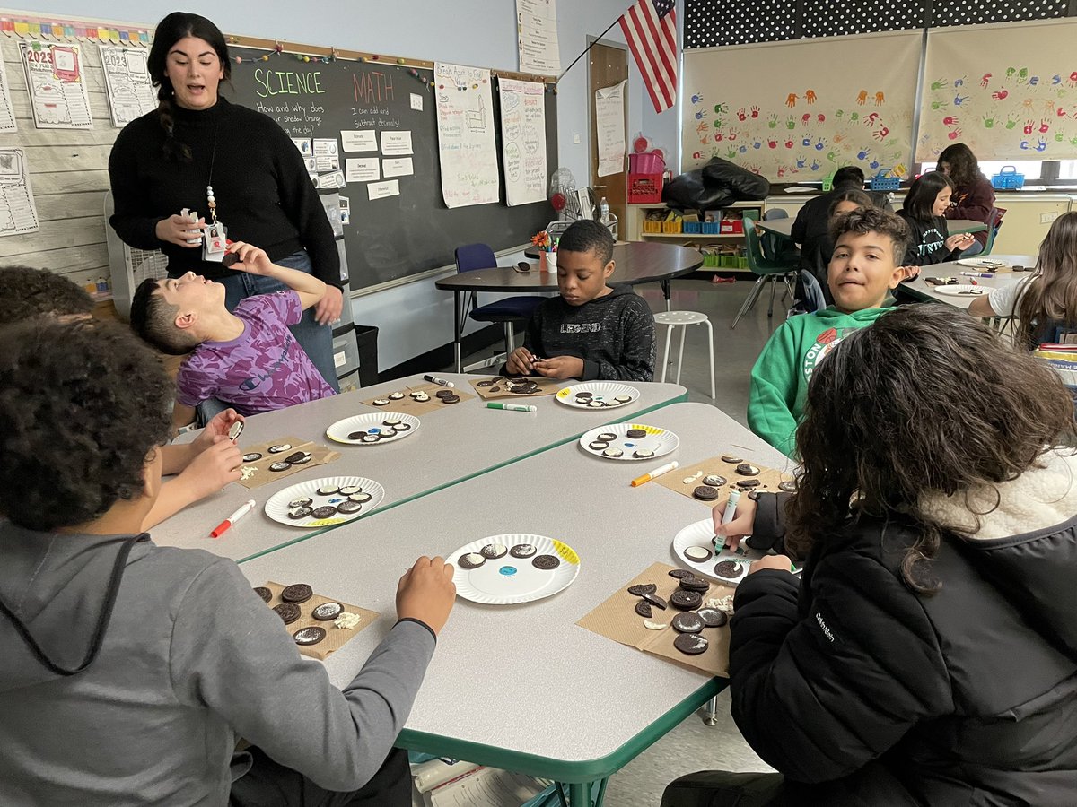Fabulously engaging science lesson about the phases of the moon! <a href="/missfernandes5/">Kirsten Fernandes</a>