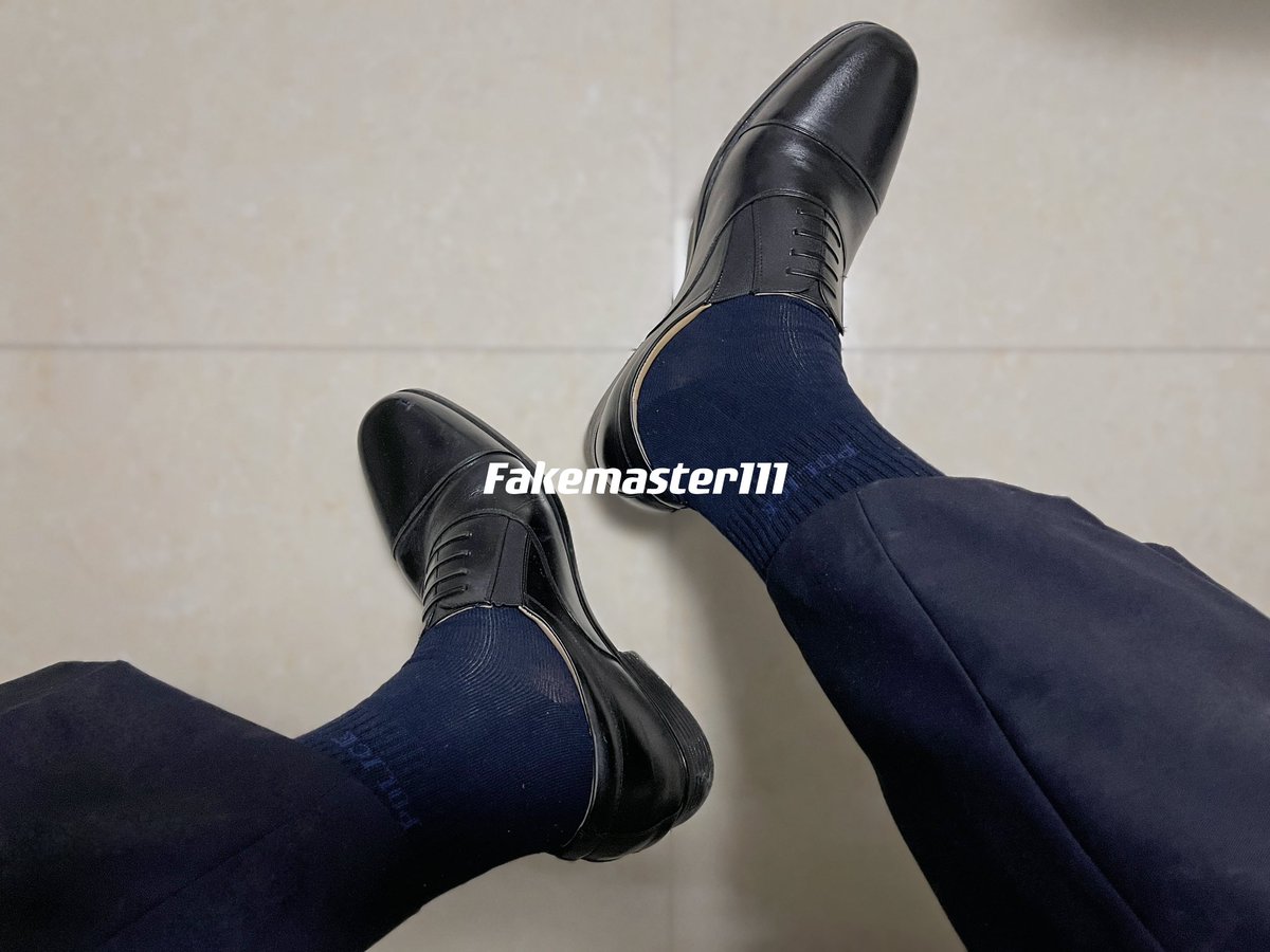 Fakemaster111's tweet photo. 蜀黍上班穿了一天的皮鞋
下班了找个骚狗来帮我脱鞋
再好好吸吸皮鞋和袜子的臭味 https://t.co/5HdCzSofaI