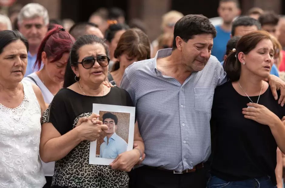 FRASE DEL DÍA | 🗣️

"No pienso perdonar a nadie. Yo ya perdí todo, con quién compartir mis sueños, la esperanza de tener nietos. Me gustaría la misma pena para esos asesinos. Si me dan a elegir, elegiría la muerte para ellos"

Silvino Báez
Monumental AM
#JusticiaParaFernando