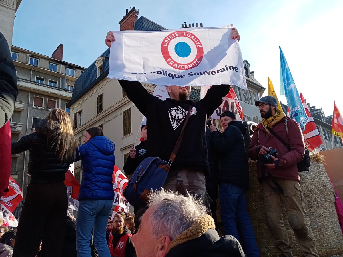G3r0n1m00's tweet photo. Du jamais vu à Chambéry. Un cortège immense pour une ville peu habitué à suivre les mouvements sociaux. Très fier d'y participer ! https://t.co/gJXo4SyOMs