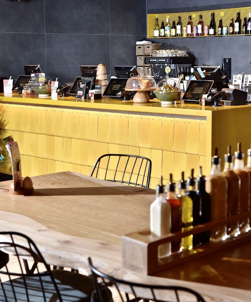 A fond #throwbackthursday look at this stunning countertop! Fabricated from #durat material RAL 1005, and installed for @nandosuk in Peckham 😍 @duratdesign 💛 @surfacematter 💛 @stac_architecture 💛 #bespoke #solidsurface #handcrafted #commercial #luxuryinteriors
