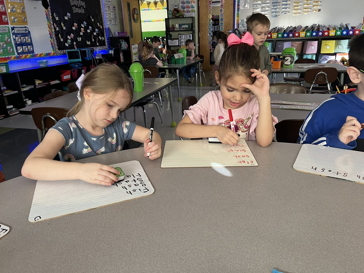 MrsSmith2k19's tweet photo. We are rocking and rolling in the blueberries crew ๐ช๐ป putting our letters and sounds knowledge to work and building words with digraphs AND blends. When you give them the tools, the growth is unstoppable! #tapitout #littlereaders #1stGradersInTraining https://t.co/4p71GnF5wF