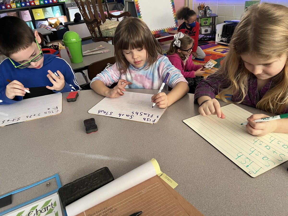 MrsSmith2k19's tweet photo. We are rocking and rolling in the blueberries crew ๐ช๐ป putting our letters and sounds knowledge to work and building words with digraphs AND blends. When you give them the tools, the growth is unstoppable! #tapitout #littlereaders #1stGradersInTraining https://t.co/4p71GnF5wF