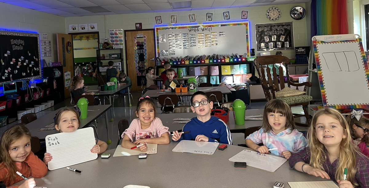 MrsSmith2k19's tweet photo. We are rocking and rolling in the blueberries crew ๐ช๐ป putting our letters and sounds knowledge to work and building words with digraphs AND blends. When you give them the tools, the growth is unstoppable! #tapitout #littlereaders #1stGradersInTraining https://t.co/4p71GnF5wF