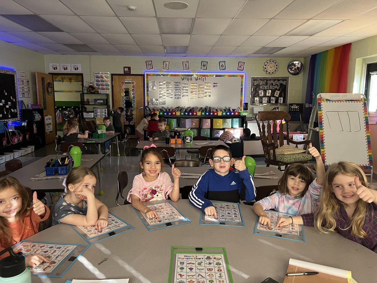 MrsSmith2k19's tweet photo. We are rocking and rolling in the blueberries crew ๐ช๐ป putting our letters and sounds knowledge to work and building words with digraphs AND blends. When you give them the tools, the growth is unstoppable! #tapitout #littlereaders #1stGradersInTraining https://t.co/4p71GnF5wF