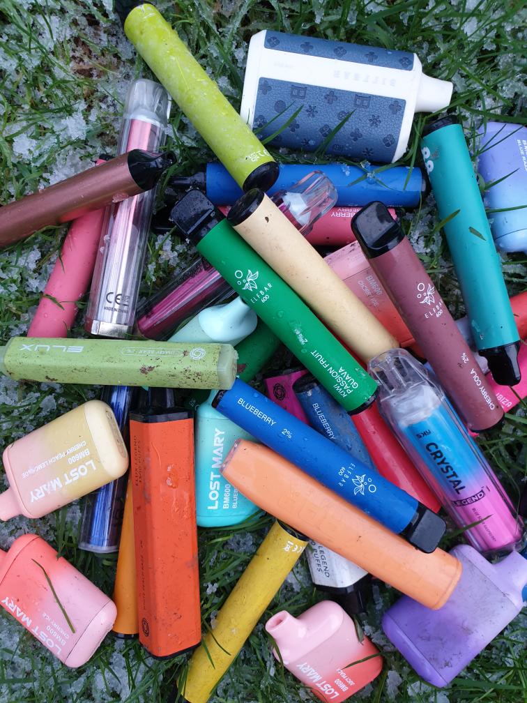 2minuteHQ's tweet photo. @waitrose  has stopped selling single-use vaping products because of their negative impact on the environment and the health of young people.

The company said it could no longer justify selling single-use products and that it had removed two types of e-cigarette from sale. https://t.co/NOV5isgm34