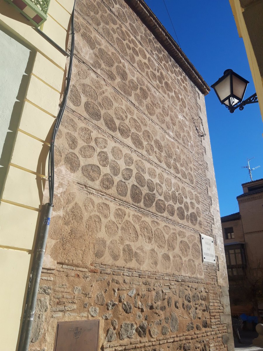 NovasArq's tweet photo. Revoco de fachada toledana. Aunque este tipo de #revoco imitando piedras, es bastante simple, se da en gran cantidad de edificios de la ciudad entre los siglos XVIII y XIX. Plaza Amador de los Ríos https://t.co/ePjpIqfPEA