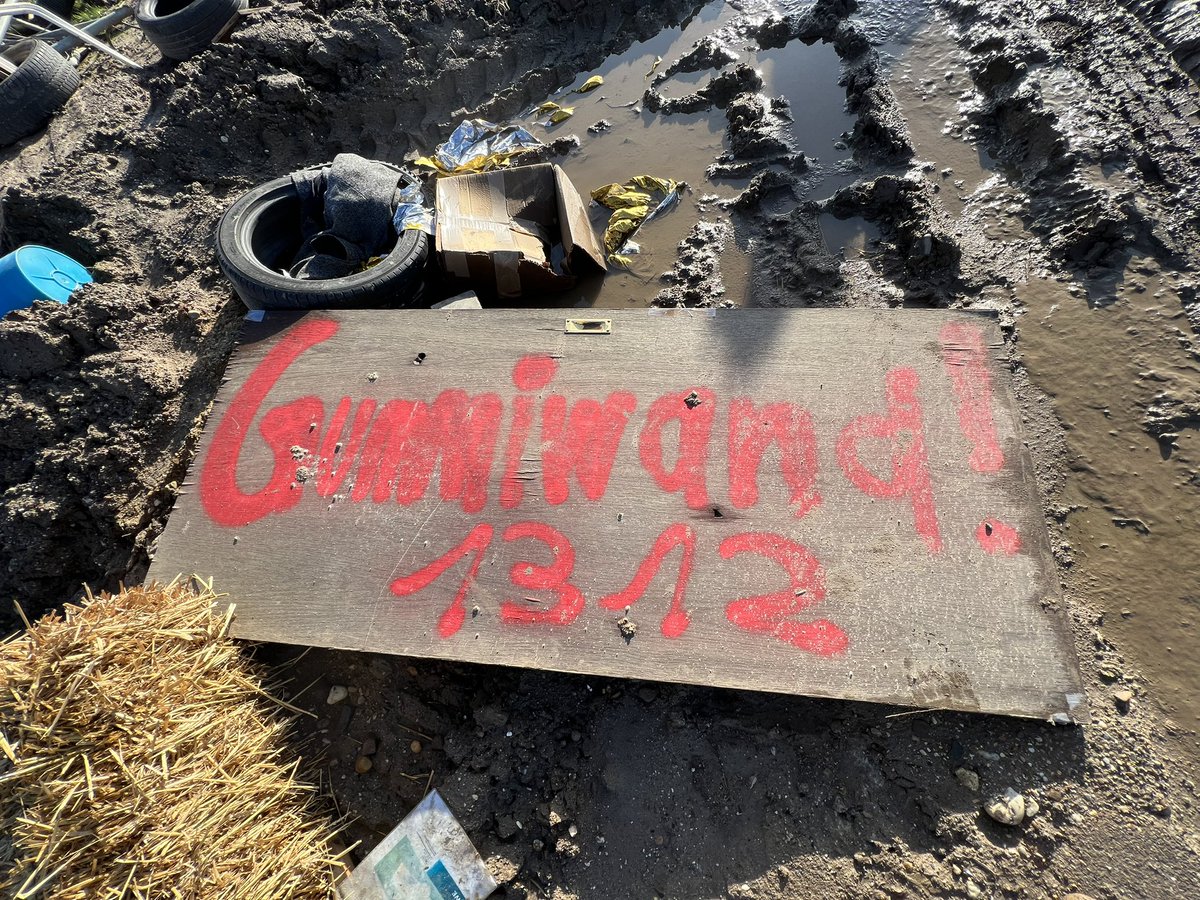 DanniPilger's tweet photo. Das war mal Teil einer Barrikade in @LuetziBleibt und liegt jetzt in #immerath Videos rund um die Zerstörung von #LuetzerathUnraeumbar gibt es hier https://t.co/obBvgayd1X #monk #MoenchvonLuetzerath #Luetzerathbleibt #scheissrwe #scheissbraunkohle #nrwe #rwe #scheissgrüne https://t.co/50kBvpWqOa