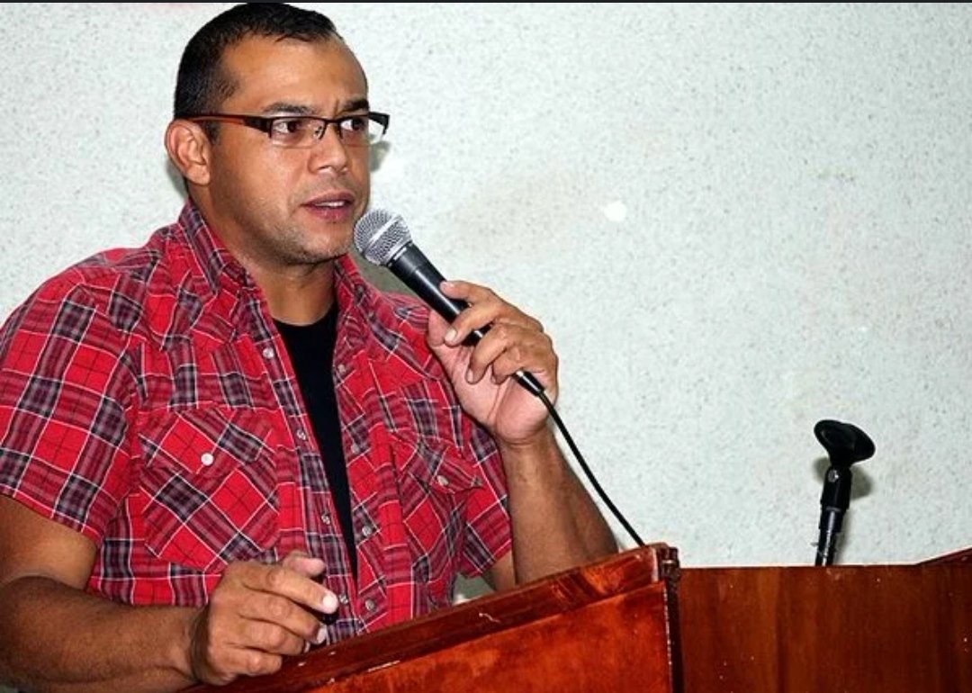 CentroVidaZoe's tweet photo. Hermano ya son 7 años, desde que te arrebataron tu vida Ricardo, te entregaste a tu profesión, para decir siempre la verdad, fuiste un periodista sincero, honesto tu verbo encendido causo molestia a tus asesinos. Pedimos Justicia por tu asesinato. https://t.co/rNeJRvsojW