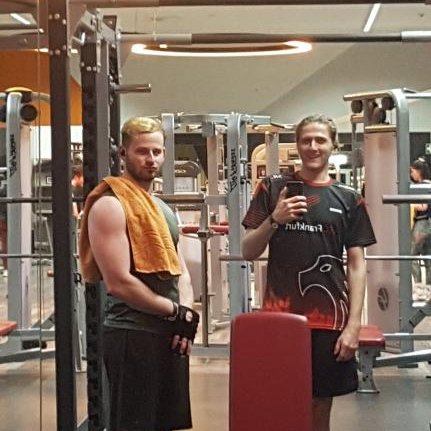 Ich bin hier um das E in euren Spot zu tun

Shoutout an <a href="/1ECFrankfurt/">1. Esport Club Frankfurt e.V.</a> und außerdem noch Vermögensberatung Linus Mayer ohne euch wäre das alles nicht möglich gewesen, nun wissen sie alle waves sind nicht das einzige was "Smebber" wegdrückt