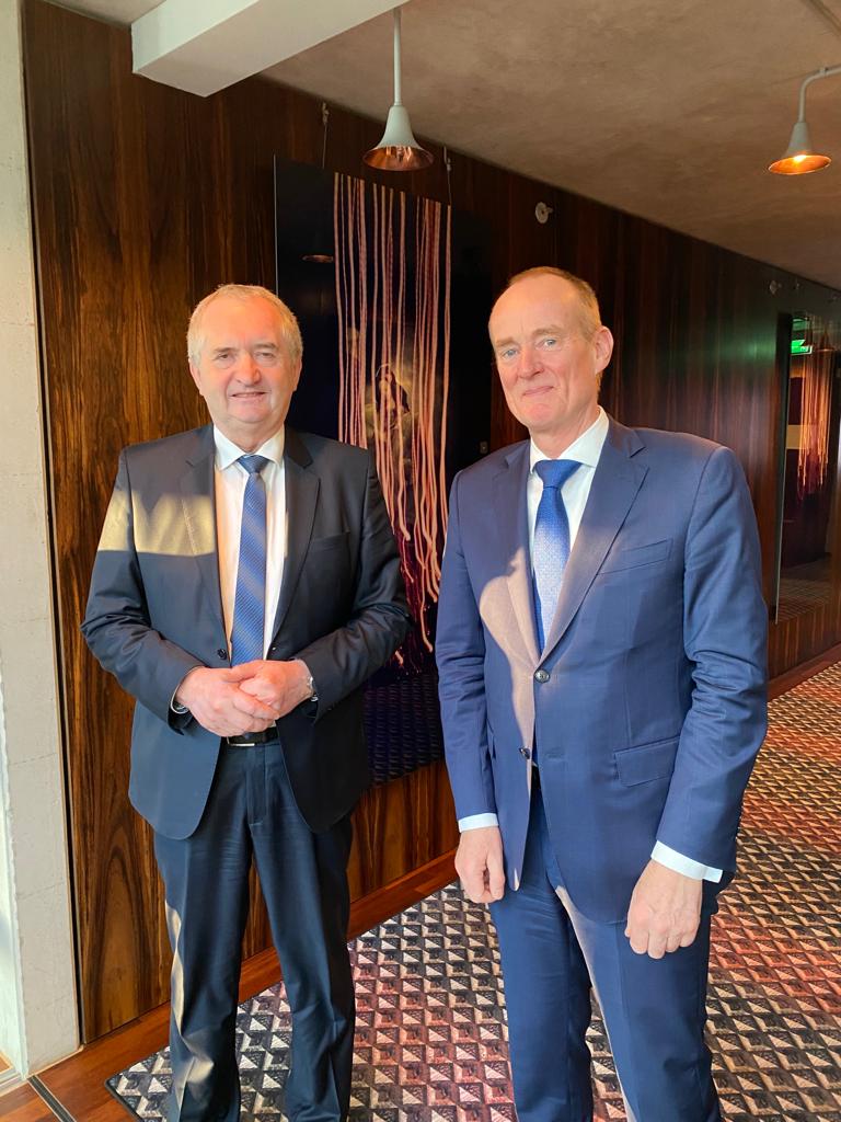 NLinDeutschland's tweet photo. 🇳🇱🤝🇩🇪Heute war der Staatsminister für Regionalentwicklung (SMR) des Freistaates Sachsen Thomas Schmidt zu Besuch in der Botschaft. Ein Follow-up seiner Reise in die niederländischen Provincen Noord-Brabant und Overijssel. Im Fokus stand der simul+ Innovationhub #SIH. 

1/2 https://t.co/7qPd47cZxn