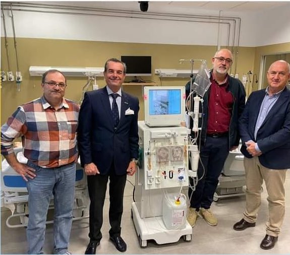 NefroHUT's tweet photo. Junto con @BB_Dialisis_es se ha cedido un monitor de dialisis y fungibles para que los futuros alumnos de la Facultad de Ciencias de la Salud de la @ualmeria  se familiaricen con la técnica y así conseguir mejorar la atención de nuestros pacientes. https://t.co/MIwRyNR4jF