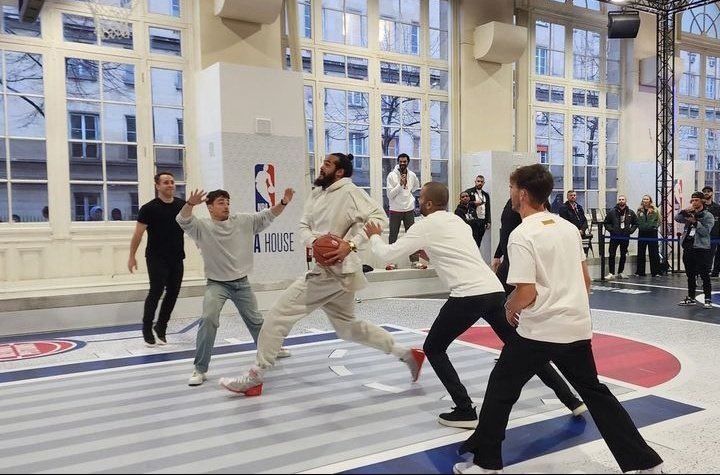 Match de basket @PierreGASLY X @Charles_Leclerc vs @tonyparker X @JoakimNoah 

#F1 #NBAParisGame #Gasly #Leclerc