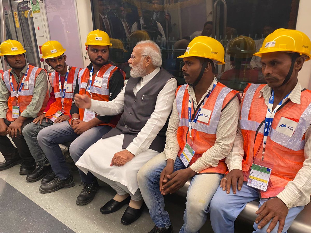 sambitswaraj's tweet photo. मुंबई मेट्रो में श्रमिकों के साथ जनसेवक... https://t.co/yKI1vYoNbf