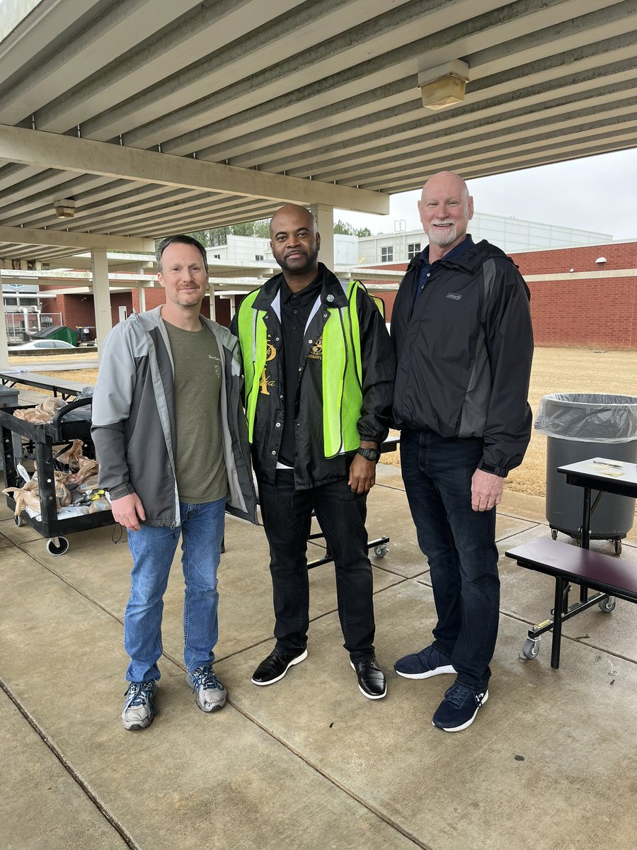 Docpittman1's tweet photo. Enjoyed serving the community of Kennedy Road Middle School yesterday! The staff at KRMS led by example. Thank you Union Baptist Church for your support toward our community. Thank you GSCS BOE members for your support. @KennedyRoadMS @GriffinSpalding @GSCSDistrict1 https://t.co/G0shMZkBdL