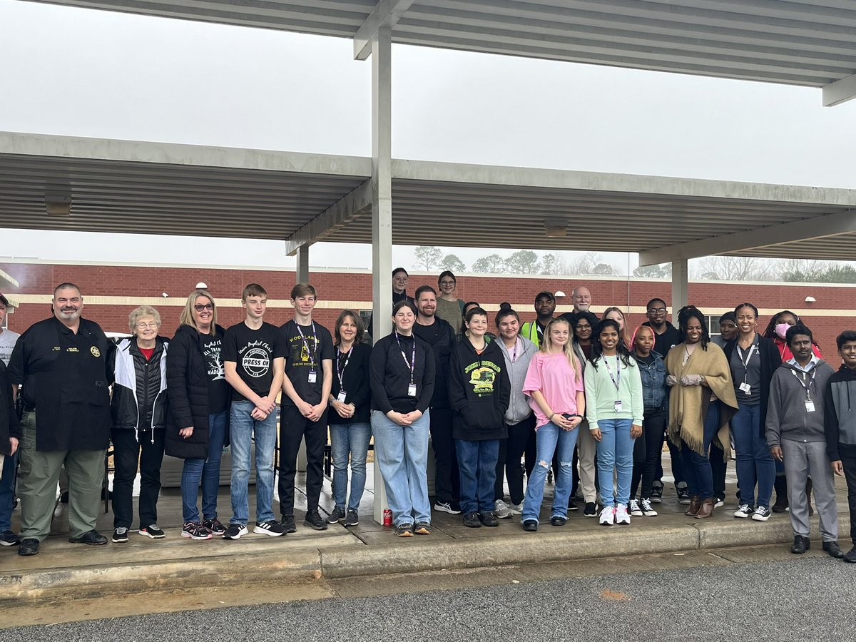 Docpittman1's tweet photo. Enjoyed serving the community of Kennedy Road Middle School yesterday! The staff at KRMS led by example. Thank you Union Baptist Church for your support toward our community. Thank you GSCS BOE members for your support. @KennedyRoadMS @GriffinSpalding @GSCSDistrict1 https://t.co/G0shMZkBdL