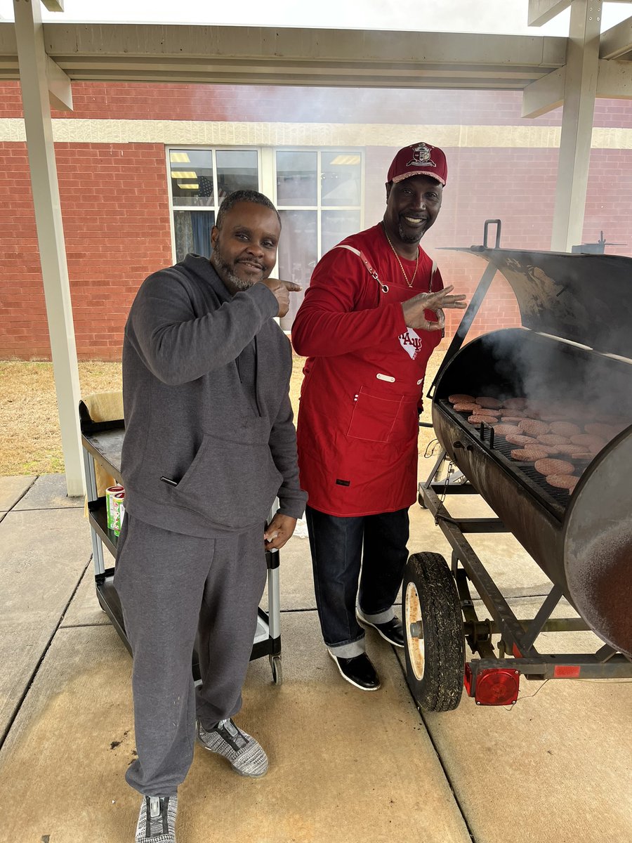 Docpittman1's tweet photo. Enjoyed serving the community of Kennedy Road Middle School yesterday! The staff at KRMS led by example. Thank you Union Baptist Church for your support toward our community. Thank you GSCS BOE members for your support. @KennedyRoadMS @GriffinSpalding @GSCSDistrict1 https://t.co/G0shMZkBdL
