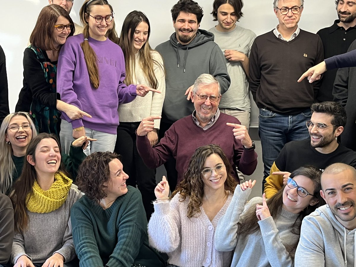 ESAGED_UAB's tweet photo. Aquesta tarda el professor Pere Guiu, amb vint anys de docència a l’Escola -tants com anys té l’ESAGED-, fa la seva darrera classe acompanyat d’alumnes i amics abans d’una més que merescuda jubilació.

El nostre més sentit agraïment, i gaudeix de la nova etapa, Pere! https://t.co/oyCPCzVhou