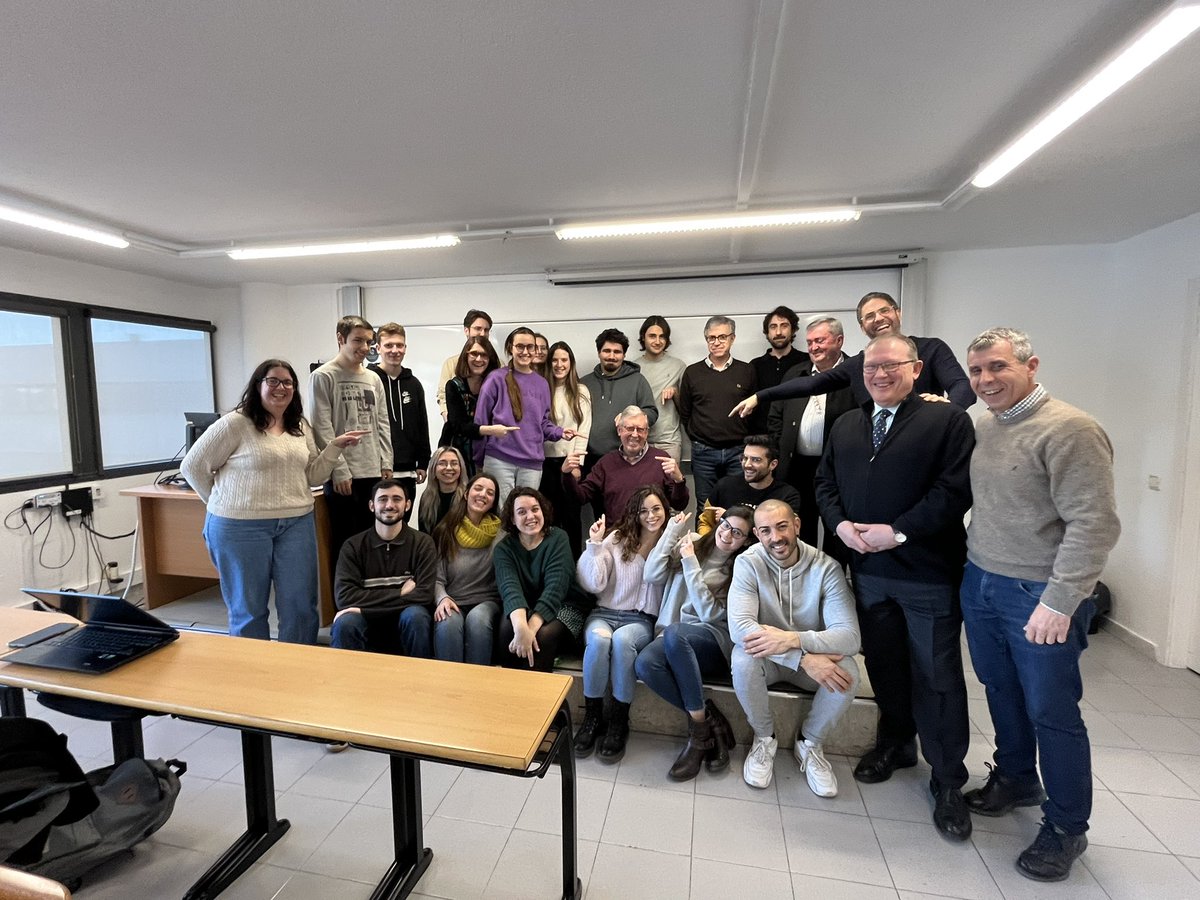 ESAGED_UAB's tweet photo. Aquesta tarda el professor Pere Guiu, amb vint anys de docència a l’Escola -tants com anys té l’ESAGED-, fa la seva darrera classe acompanyat d’alumnes i amics abans d’una més que merescuda jubilació.

El nostre més sentit agraïment, i gaudeix de la nova etapa, Pere! https://t.co/oyCPCzVhou